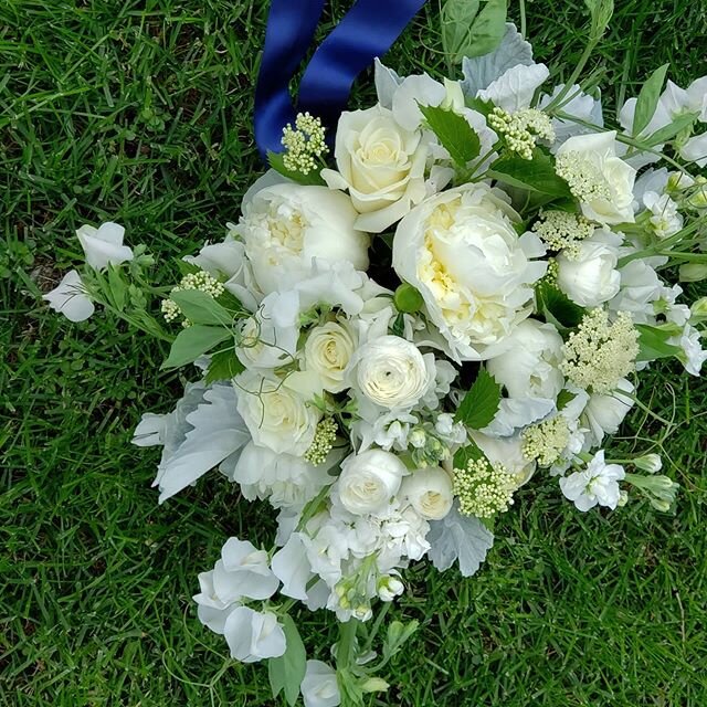 White and green still give me all the feels. And the sweet peas were off the chart delicious. Thanks @paisleyflowerfarm you're amazing!! #fivepenny #fivepennyfloral #peonies #utahflorist #utahweddingflorist #utahweddings #florist #weddings #love #bri