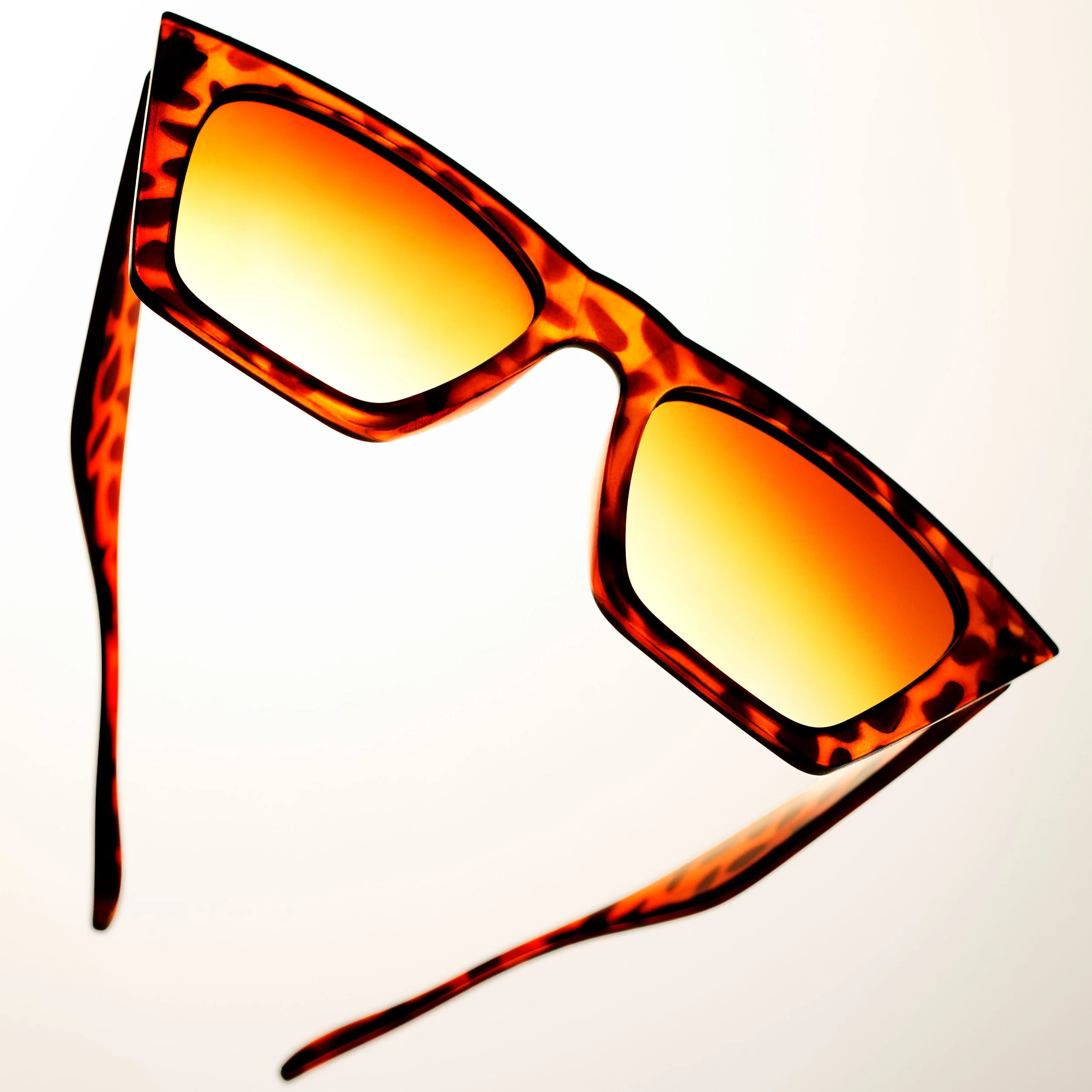 SUNGLASSES_127390.jpg