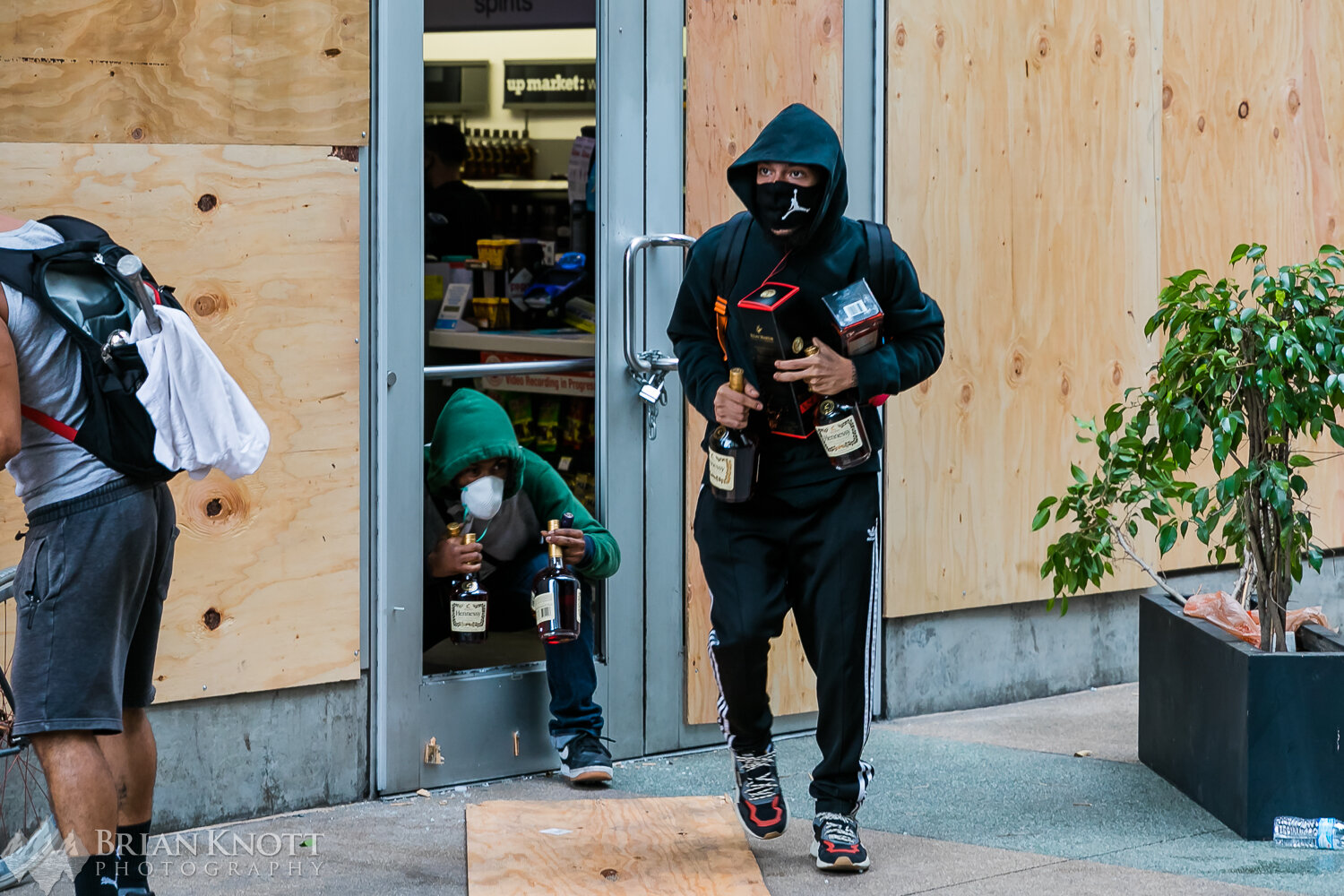 Hollywood-LosAngeles-Protest-Looting-50.jpg