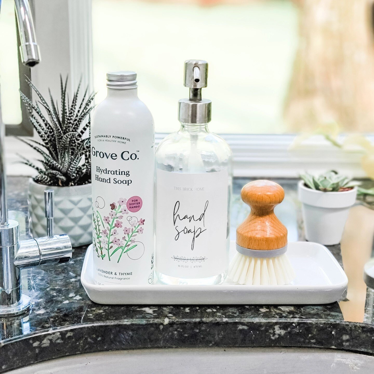 ⭐️⭐️⭐️ For the past few months, I've been receiving green, cleaning products from @grovecollaborative I absolutely love what they stand for and their impact on the environment. 

I pair the hand soap with my custom DIY soap dispenser labels at all of