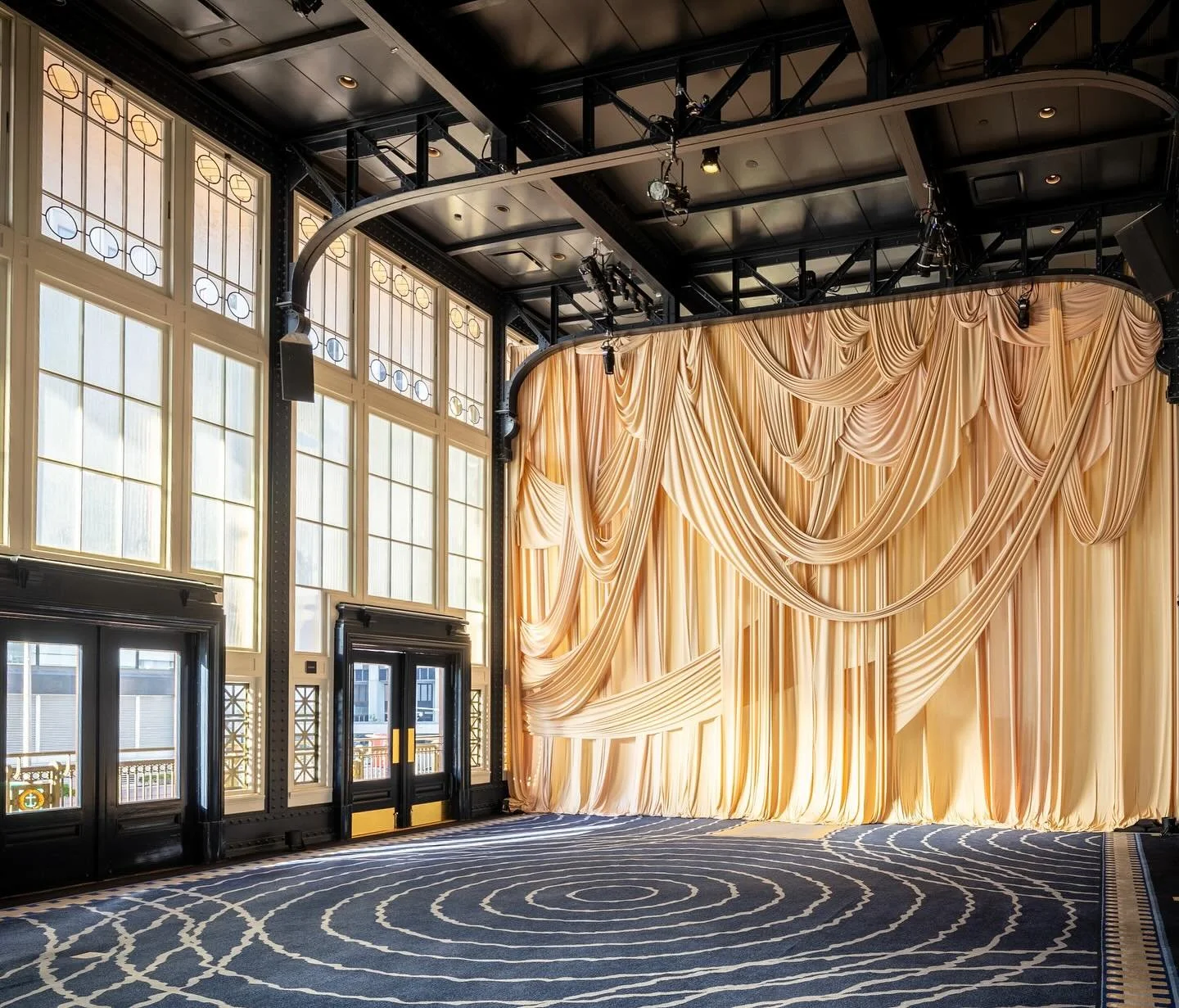 From subtle champagne tones to striking sapphire blues, we leaned into the history of the rennovated landmark ferry terminal that is now Cipriani South Street at Casa Cipriani for the design of this high-profile, one-night-ony event. Over 400 guests