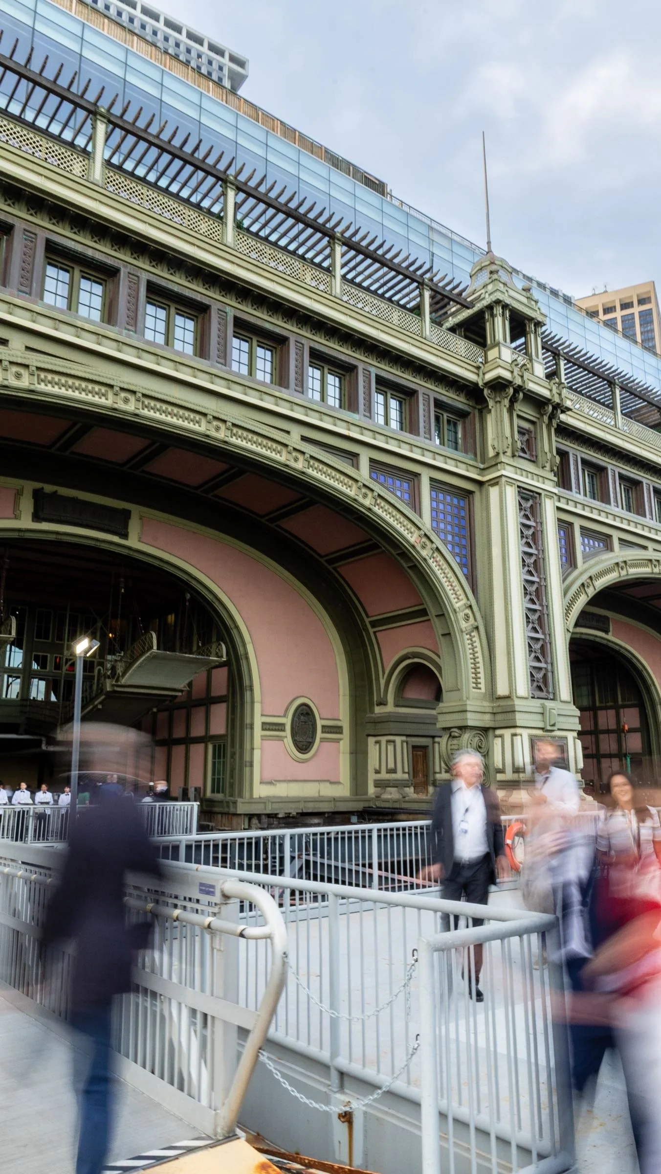 We love a grand entrance, and nothing sets the tone quite like guests arriving by boat. The arrival experience is often the first impression your guests have, and it’s a chance to create excitement before the event even begins. From the moment