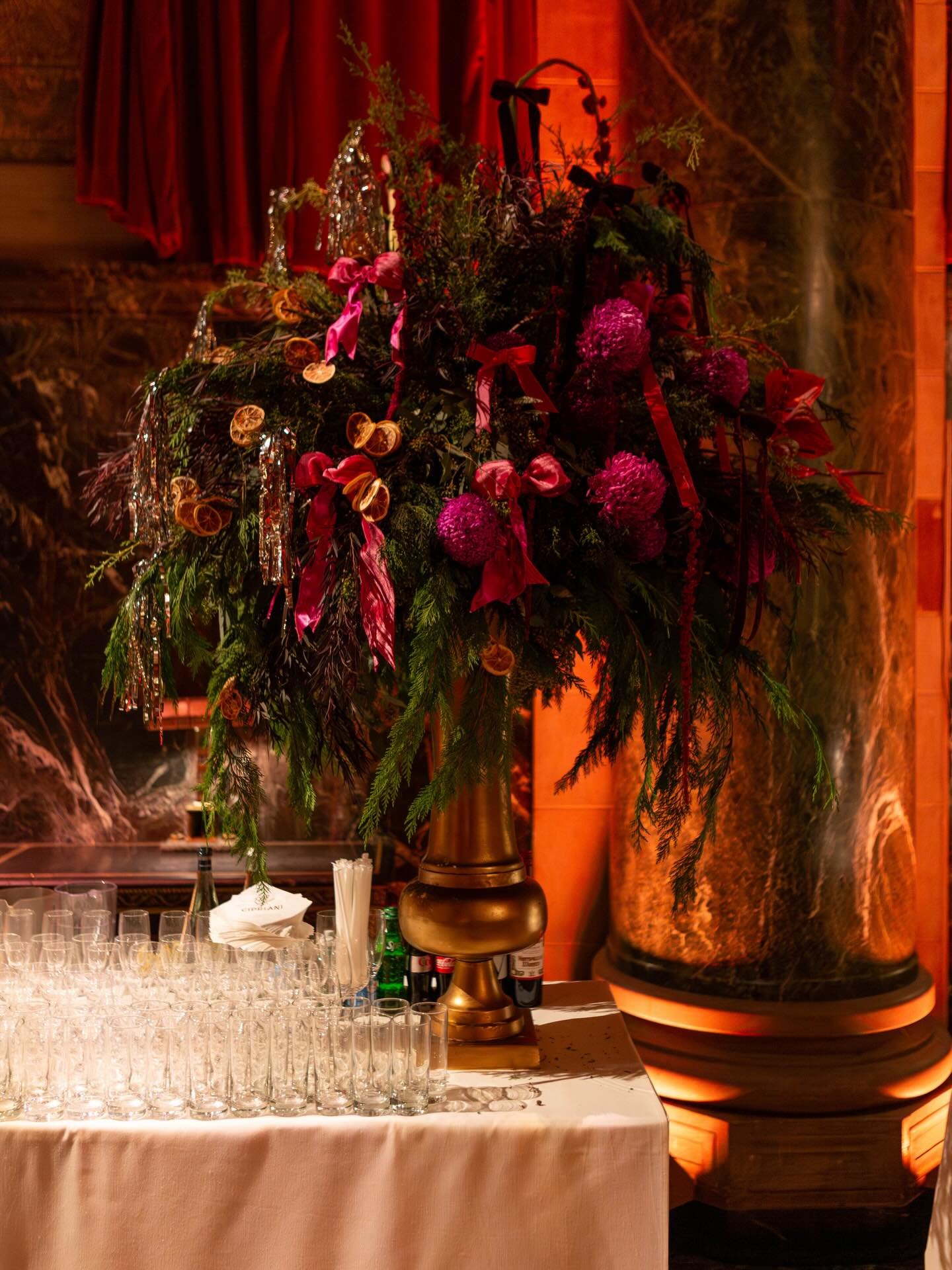 We. Just. Can&rsquo;t. There are floral arrangements...and then there are these. Jaw-dropping, larger-than-life statement pieces...whimsically styled as an homage to a throwoback apr&eacute;s ski aesthetic with a hint of holiday glam...she&rsquo;s go