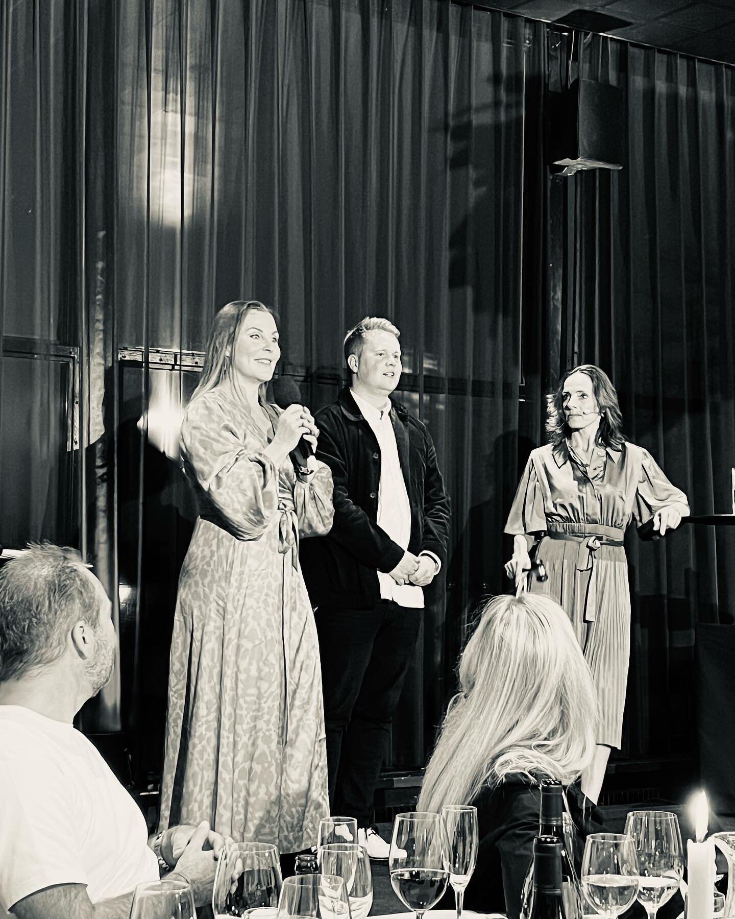 Every year I put a lot of energy into charity. This year I will focus on @rodekorsdk - starting with a big donation for an event last thursday.
What an evening! The 10 ambassadors has done an amazing job this year❤️
A special applause to my dear cous