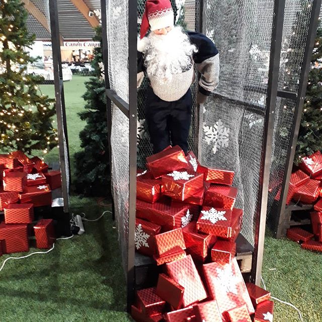Julenissen gj&oslash;r seg klar til #Lofoten Gave Og H&aring;ndverksmesse i den 2.og 3. November i #lofothallen 😍
.
#gavemessa #lofotengaveogh&aring;ndverksmesse #gifts #localfood #localcraft #christmas #christmasgifts