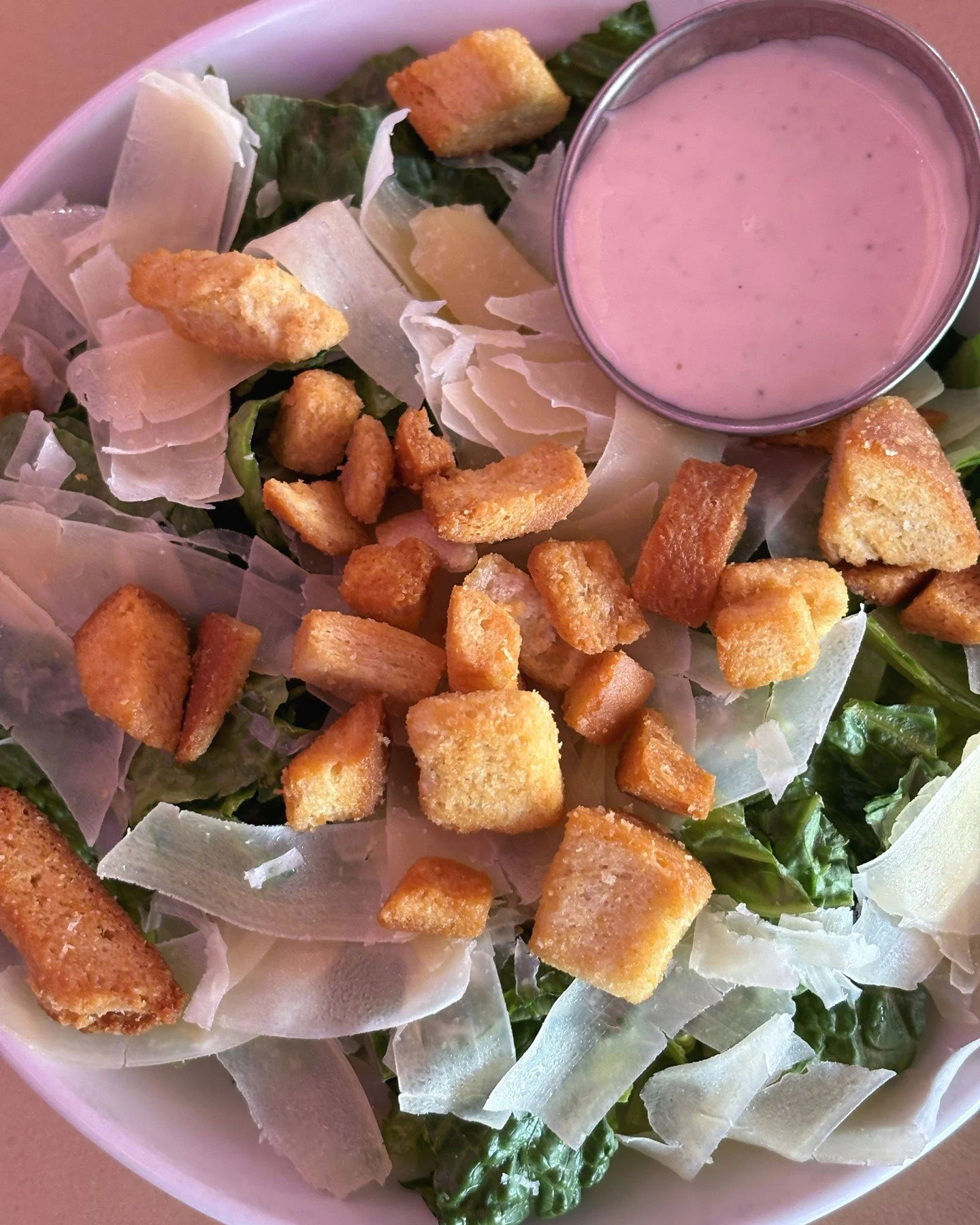 We know her, we love her! The one and only Caesar salad! 🥗👑 Because honestly, nothing pairs better with a little catch-up and good company! Pull up, grab a fork, and let the chatter begin! 🤭✨
