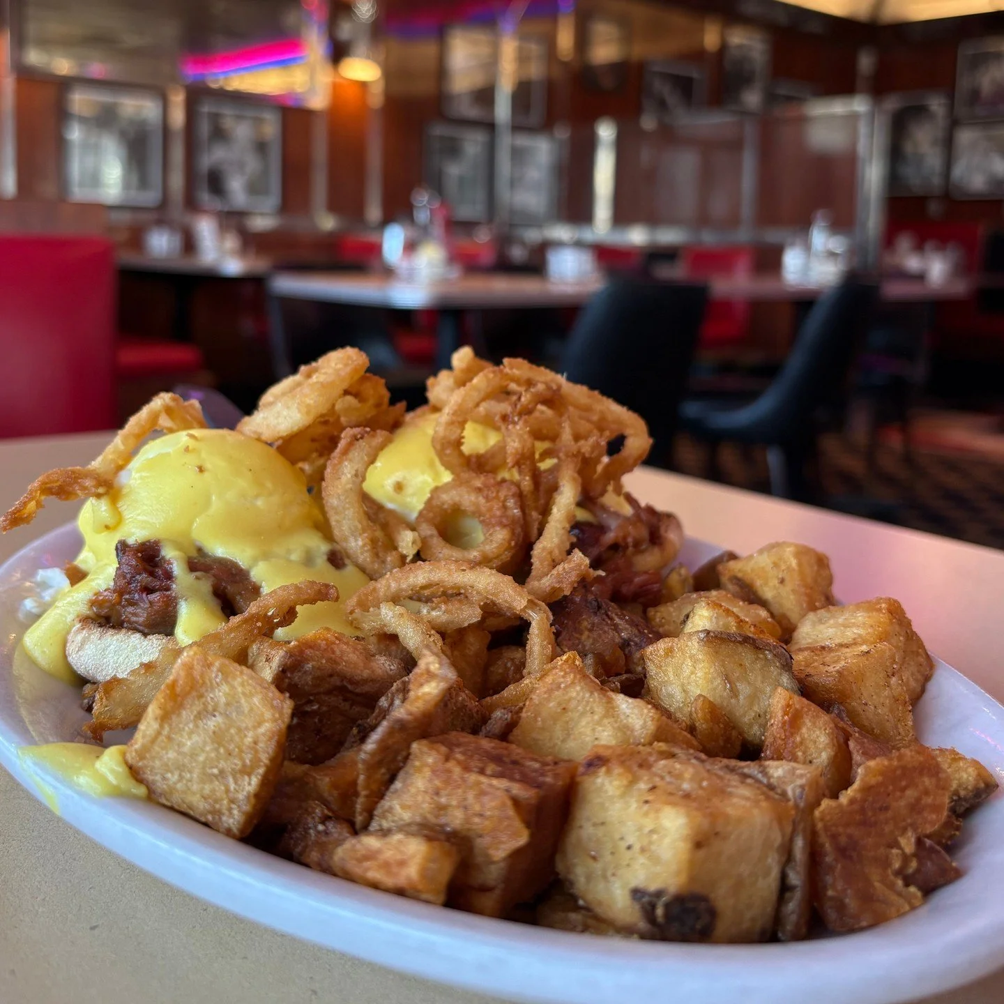 Meet your new brunch obsession: Pulled Pork Benny. Two poached eggs, tender BBQ pork, toasted English muffin, crispy onion frizzles, and creamy hollandaise! Every bite is pure comfort😋