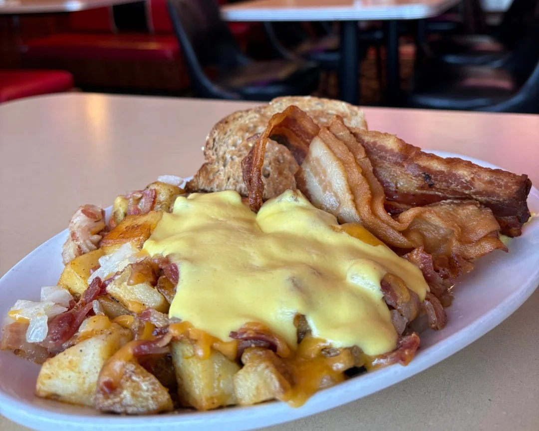 Come try our Roadside Skillet! Eggs your way served over homies, onions peppers, bacon, cheddar cheese, topped with hollandaise sauce and your choice of toast! A filling breakfast to keep you going all day long!🍳
#johnnysroadsidediner