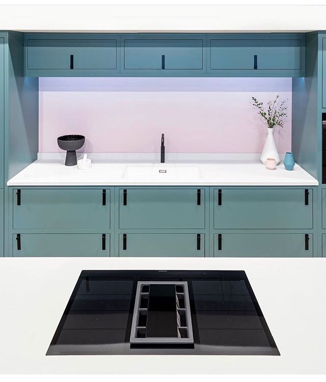 Green or blue? This matte kitchen looks almost animated. What do you think?