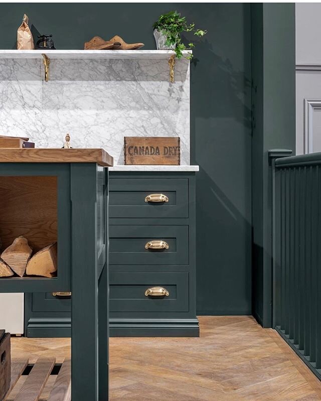 Green with Envy. This beautiful dark green kitchen really has us 💚