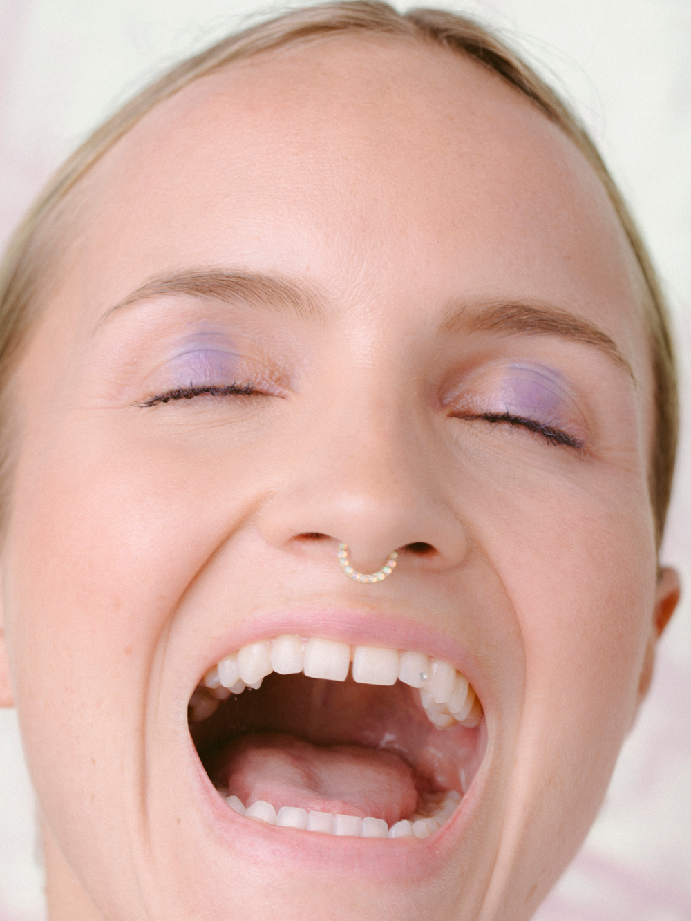 BaiserBeauty_GLITTER-EYE-GLOW-AURA1.png
