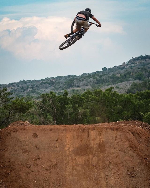 We can&rsquo;t wait to session &ldquo;El Patron&rdquo; again this weekend. Memorial Day shreds coming right up. @jwork512 bootin to the moon for @stokemediahouse super 🔥🔥🔥🔥📸 #passtheshovel #teamtrailparty #trailparty #community #mtb #mountainbik