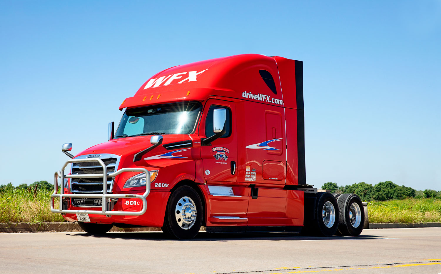 2019-tractor-freightliner.jpg