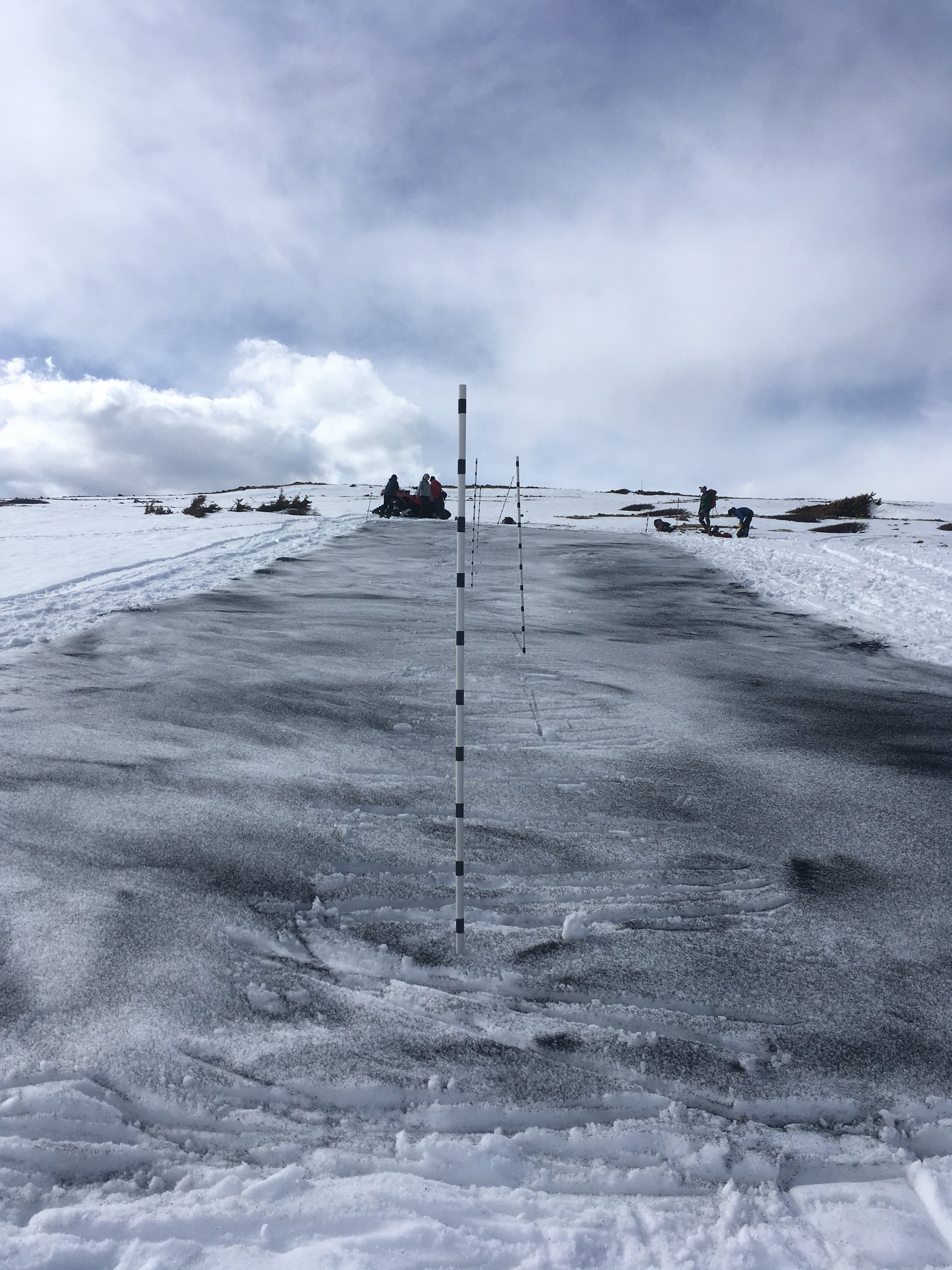 Natural snow accumulation gradients mediate environmental and plant trait responses to earlier snowmelt in alpine tundra