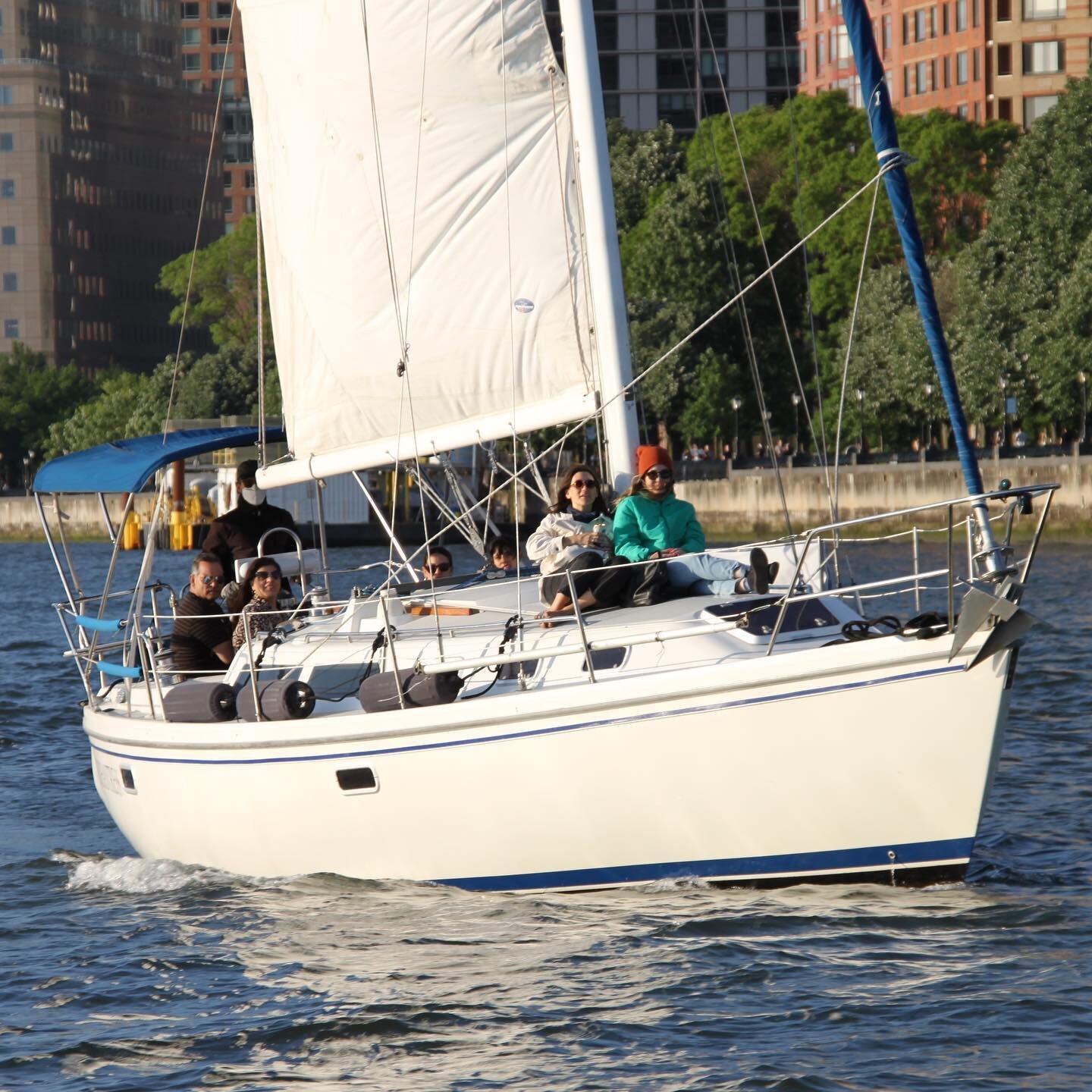 ⛵️✨🇺🇸 
.
.
.
.
.
Photo: @nyc__by__boat 
#BrooklynSail #BKsail #Enchantress #EnchantressSailboat #EnchantressNYC #SailingNYC #NYCSailing #SailboatNYC #NYCSailboat #SailingNewYork #NewYorkSailing #SailboatNewYork #NewYorkSailboat #SailingTourNYC #NYC