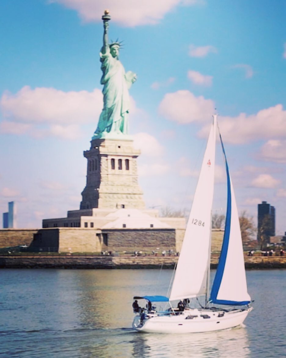 ⛵️✨🗽
.
.
.
.
.
Photo: @abbyandlogantravel abbyandlogantravel 
#BrooklynSail #BKsail #SailboatNYC #SailingNYC #SailboatTourNYC #SailNYHarbor #SailingCharterNYC #SailNYC #StatueTourNYC #WaterTourNYC #StatueCruiseNYC #BoatRideNYC #BoatTourNYC #SunsetSa