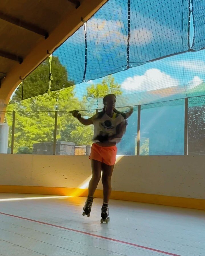 Pivot progress! Hella sloppy at the moment, buuuut gimme two weeks and ima finesse them. #bendurdamnknees

#rollerskating&nbsp;#rollagebey&nbsp;#moxiskatedaily&nbsp;#365daysofskate&nbsp;#blackgirlsskate&nbsp;#newbie&nbsp;#quads&nbsp;#quadskates&nbsp;