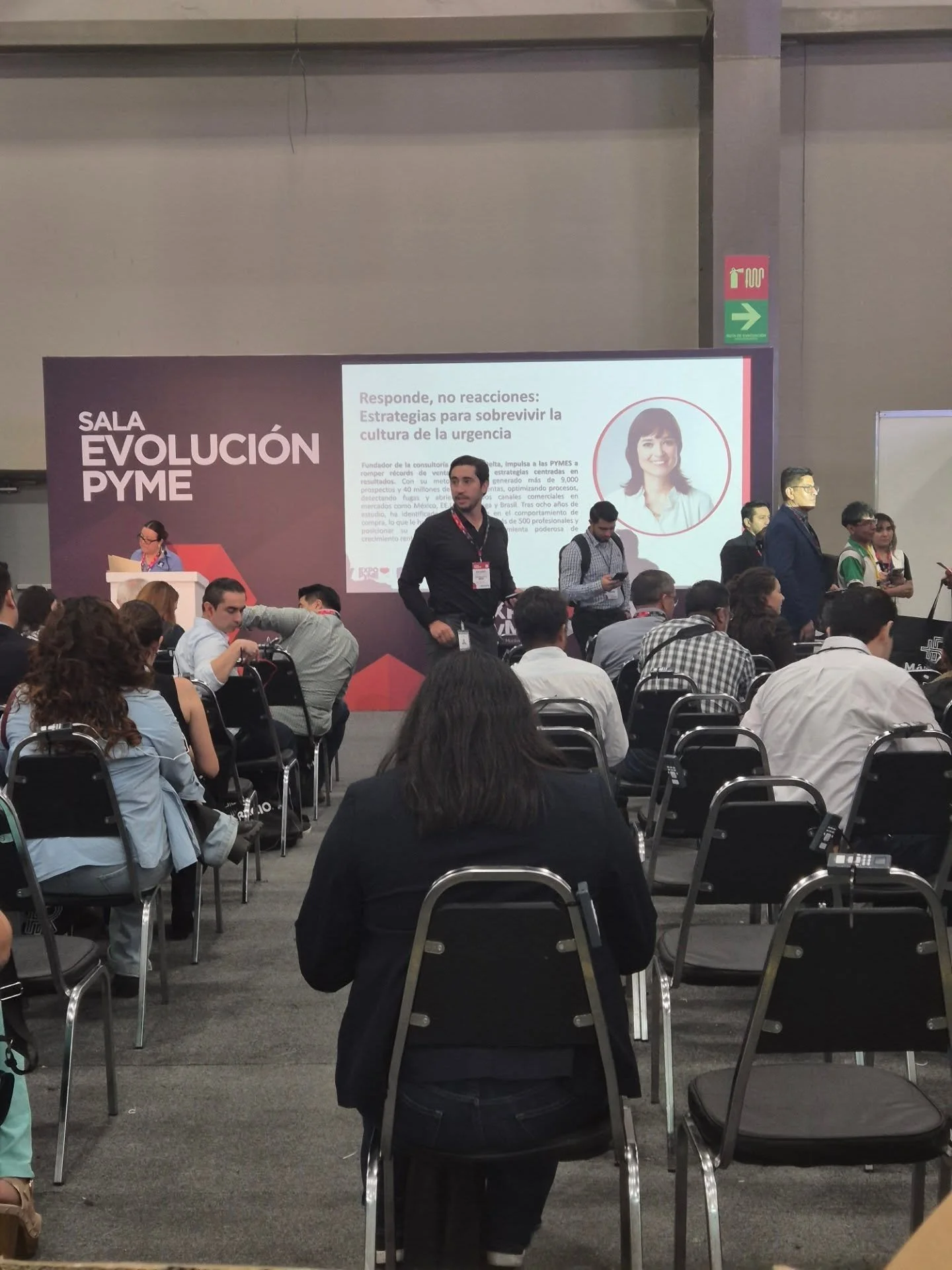 &iquest;Sientes que tu d&iacute;a es una carrera constante? 🏃&zwj;♀️💨 

En mi conferencia para #ExpoPYME2025 hablamos sobre la &quot;enfermedad de la prisa&quot; y c&oacute;mo combatirla.

Aqu&iacute; algunos highlights:

🧠 Responde, no reacciones