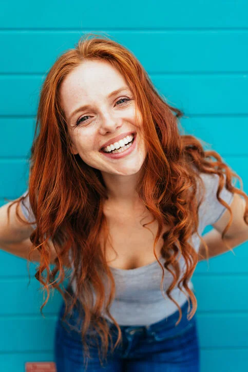Vivacious-young-woman-leaning-towards-the-camera-1071319898_484x726.jpeg