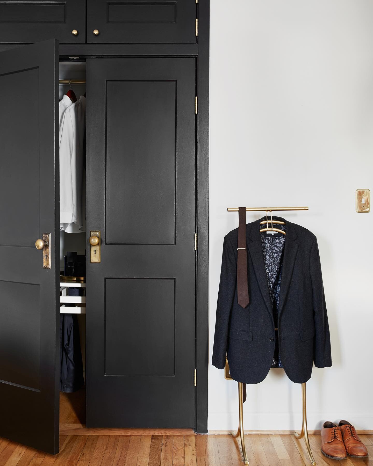 Can I talk about doors for a second (surprise surprise)?

I bring up my black doors a lot around these parts, but I just love the consistency that they establish throughout my little house. Mixed with some interesting/vintage hardware, they really ma
