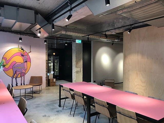Check out this colorful office 😍 Working alongside @impressionprojects to achieve this amazing outcome 🙌
.
.
.
.
.
#power #data #communications #sydneyfitout #designerfitout #officecolours #sydney #electriciansofinstagram #electrician