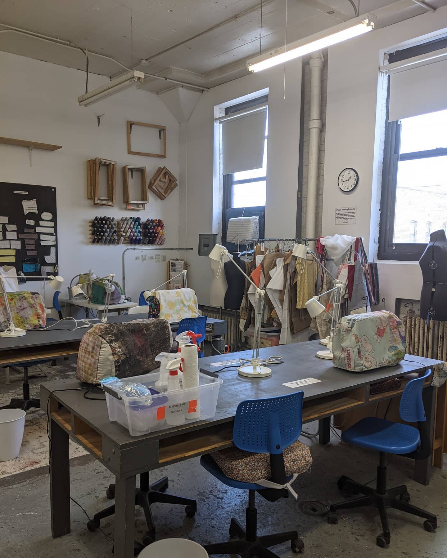Today I had the pleasure of visiting @textilesatlillstreet for a studio orientation with @natlachall !! 
Storytime: I moved back to Chicago in 2019 after grad school. My first job was a grueling teaching assistantship at a preschool. Those kids were 