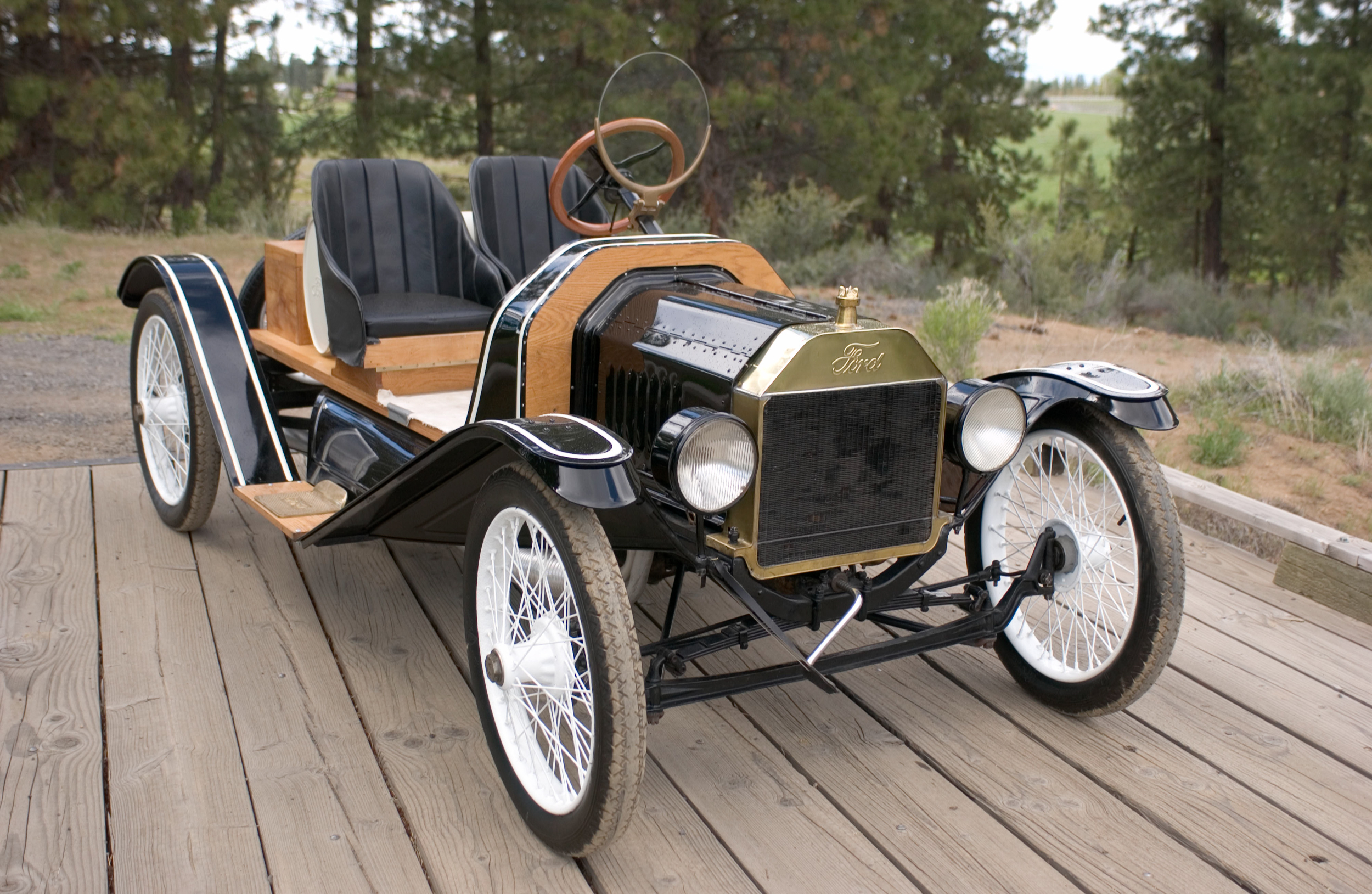 1916 Ford Spdstr better 34 front.jpg