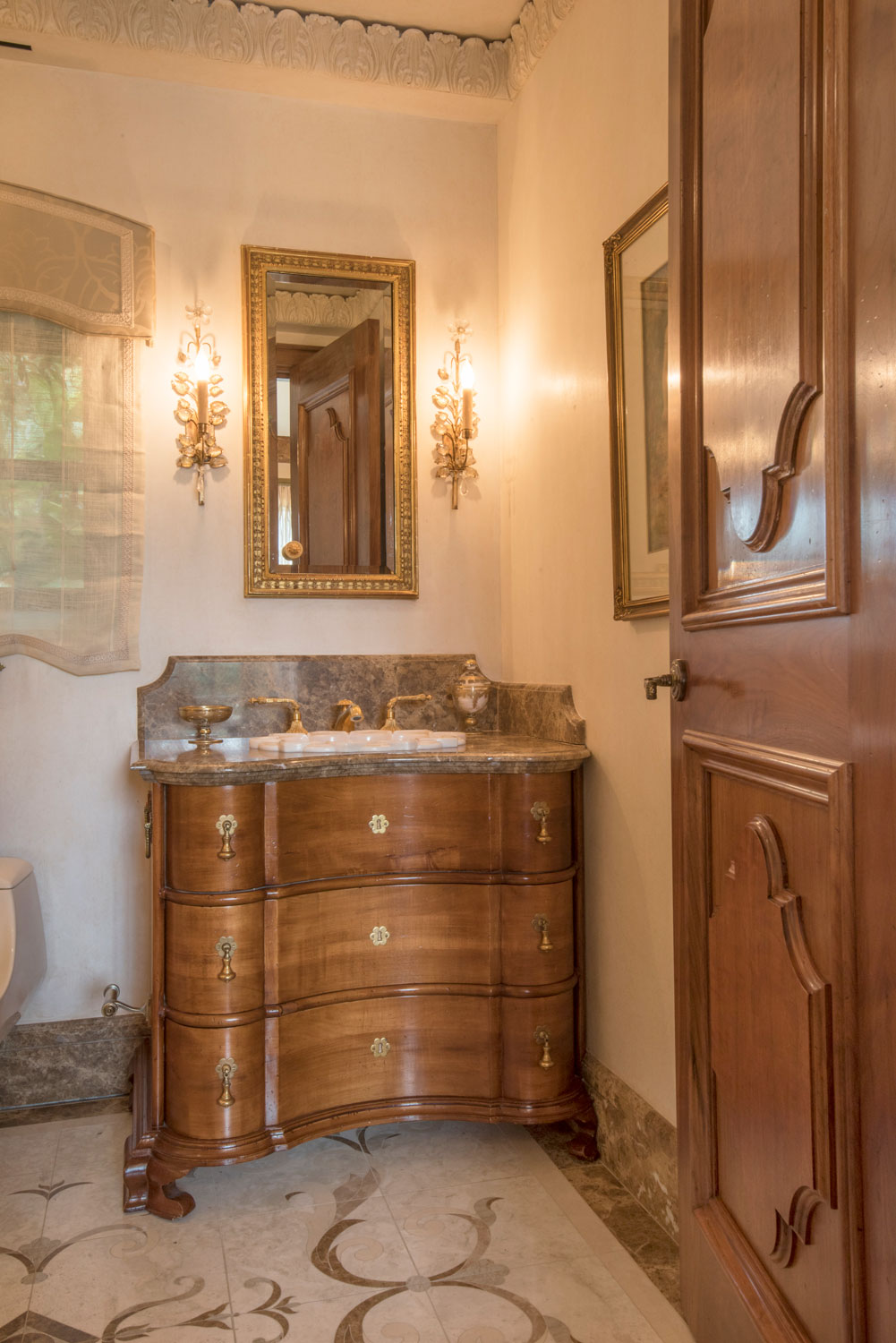 12-traditional-powder-room-ornate-floor-crown-moulding-gary-drake-general-contractor.jpg