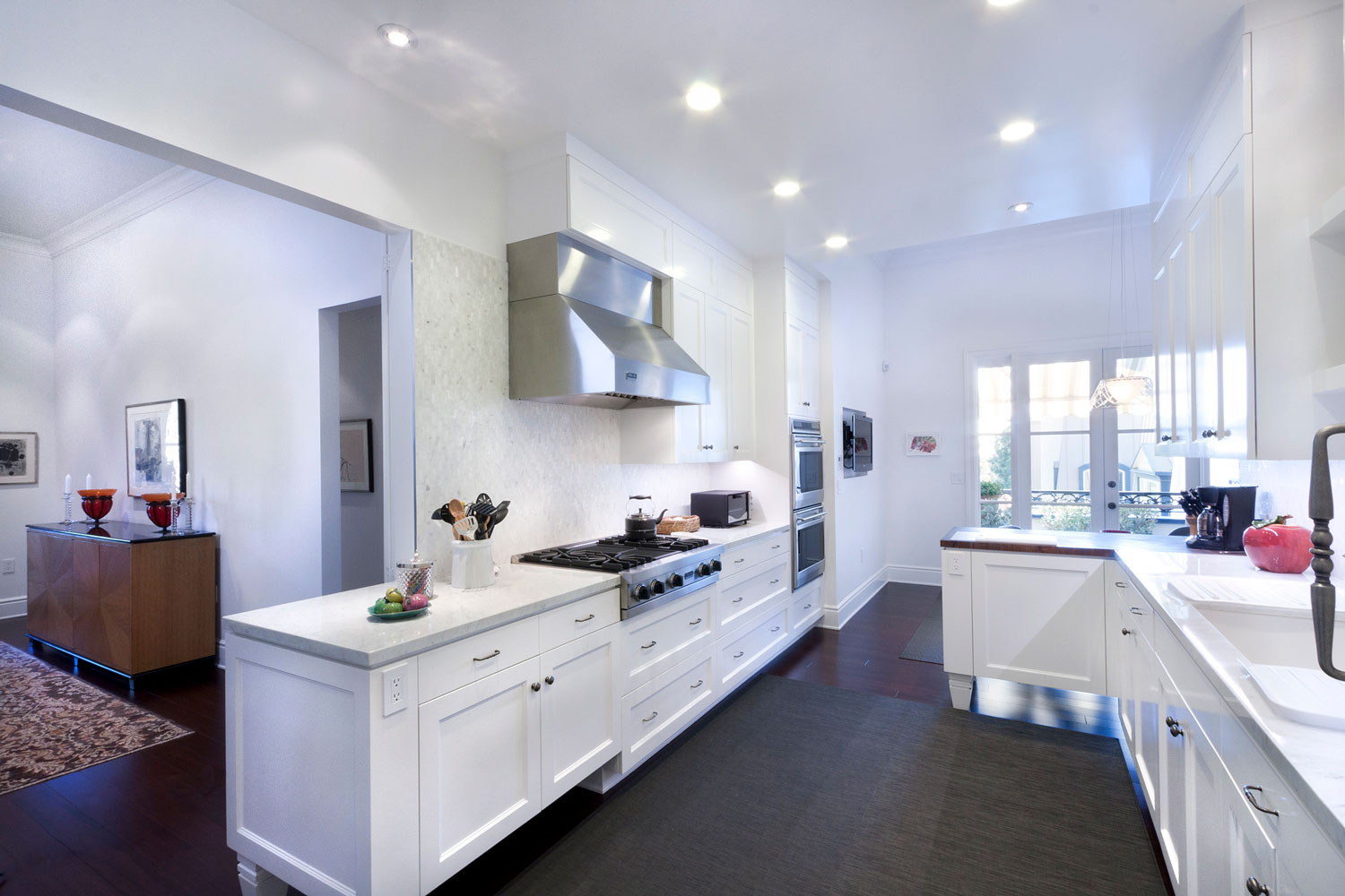 05-white-sleek-transitional-kitchen-dark-hardwood-floors-gary-drake-general-contractor.jpg