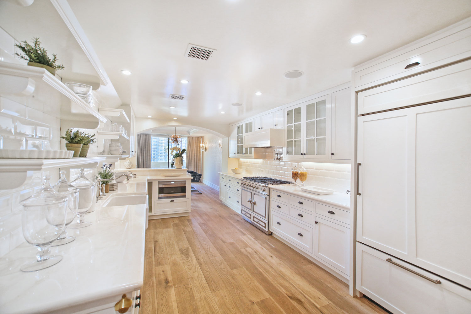 04-retro-kitchen-white-cabinets-le-cornue-range-gary-drake-general-contractor.jpg