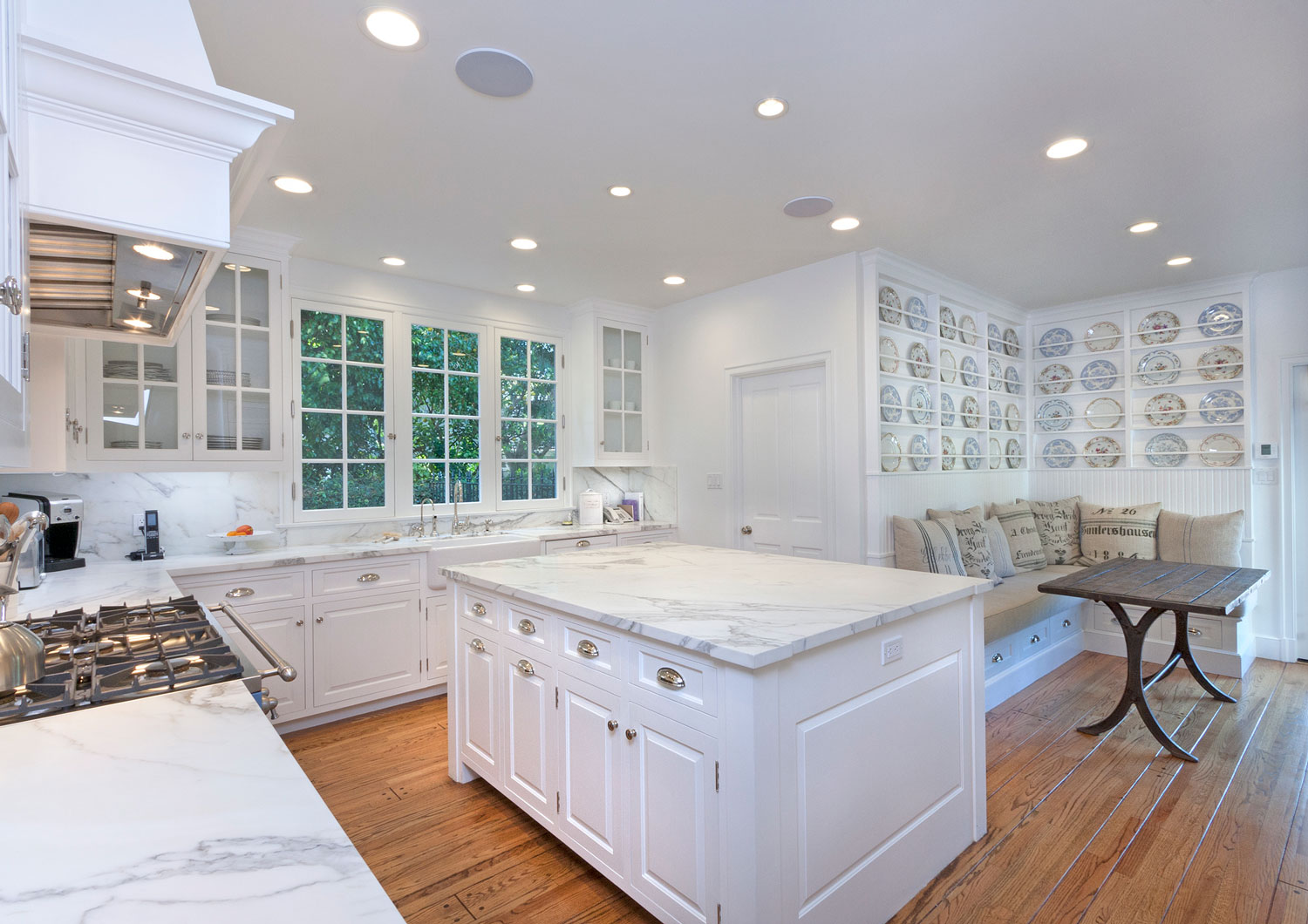 05-traditional-kitchen-marble-top-island-breakfast-nook-plate-collection-gary-drake-general-contractor.jpg