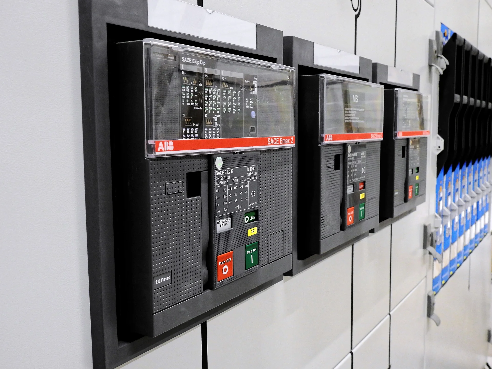 switchgear-2069730_1920.jpg
