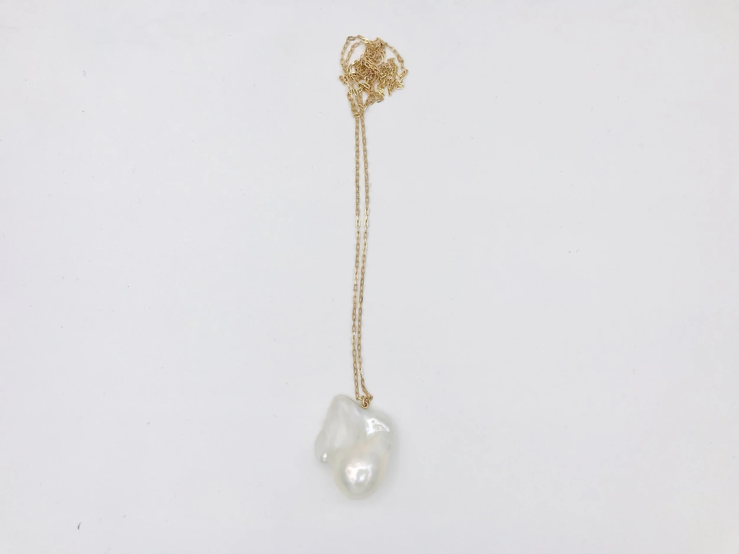 Baroque pearl on a seamless 14k chain