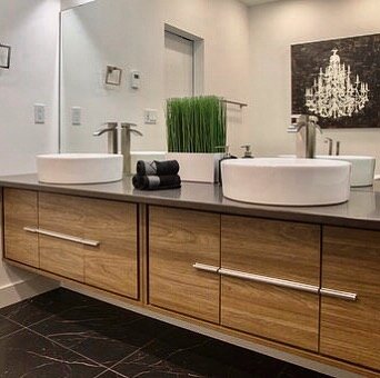 Happy Saturday☀️ This is such a gorgeous floating vanity with tons of storage underneath! .
.
.
#bathroomdesign #bathroomremodel #bathroomdecor #dreambathroom #masterbathroom #sinks #floatingvanity #vanity #interiordesign #homestaging #interiordecora