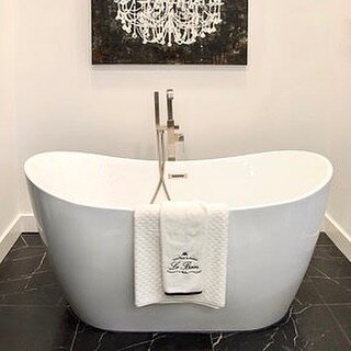 Stunning soaker tub! 🛁
.
.
.
#bathroomdesign #bath #bathroomdecor #bathroom #decor #interiordesign #interiordesigner #interiordecorating #interiors #design #designinspiration #interiorstyling #homestyling #homedecor #homedesign #homedecorating #home