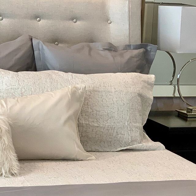 Bedding details ✨ refresh your bedroom for spring with our e-design services
.
.
.
#edesign #design #interiordesign #interiordesigner #designinspo #elledecor #luxurybedding #bedroominspo #bedroomrefresh #homedecor #homeinspiration #homestyledecor
