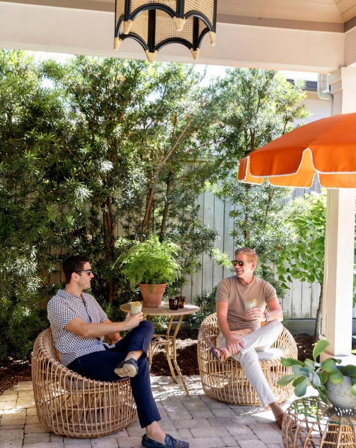 Cheers to a sun-filled weekend and outdoor living spaces that flow beyond walls

📷 @laura.sanz_photography