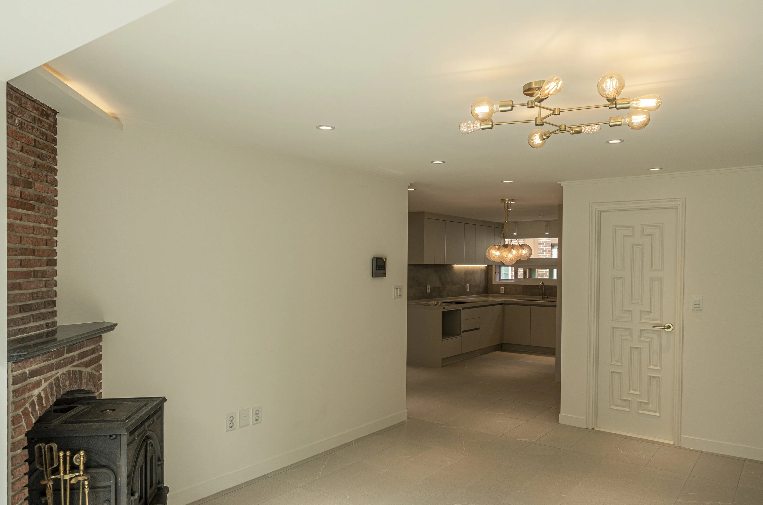 DSC08007-1_livingroom+kitchcen.jpg