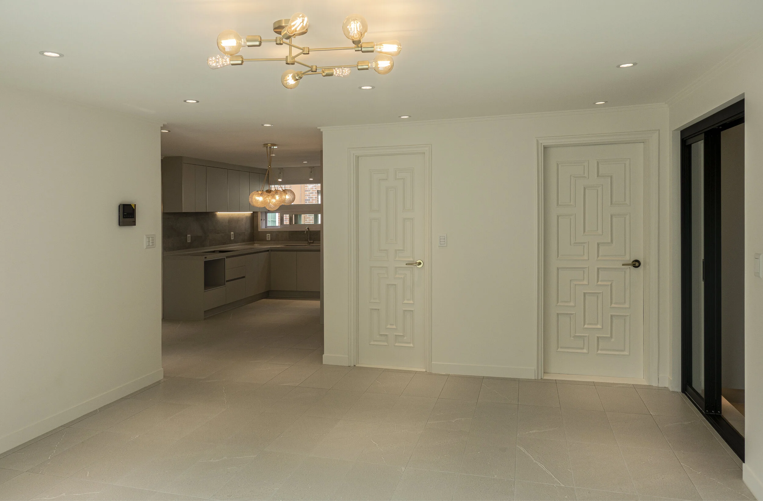 DSC08008-1_kitchen_w_3doors.jpg