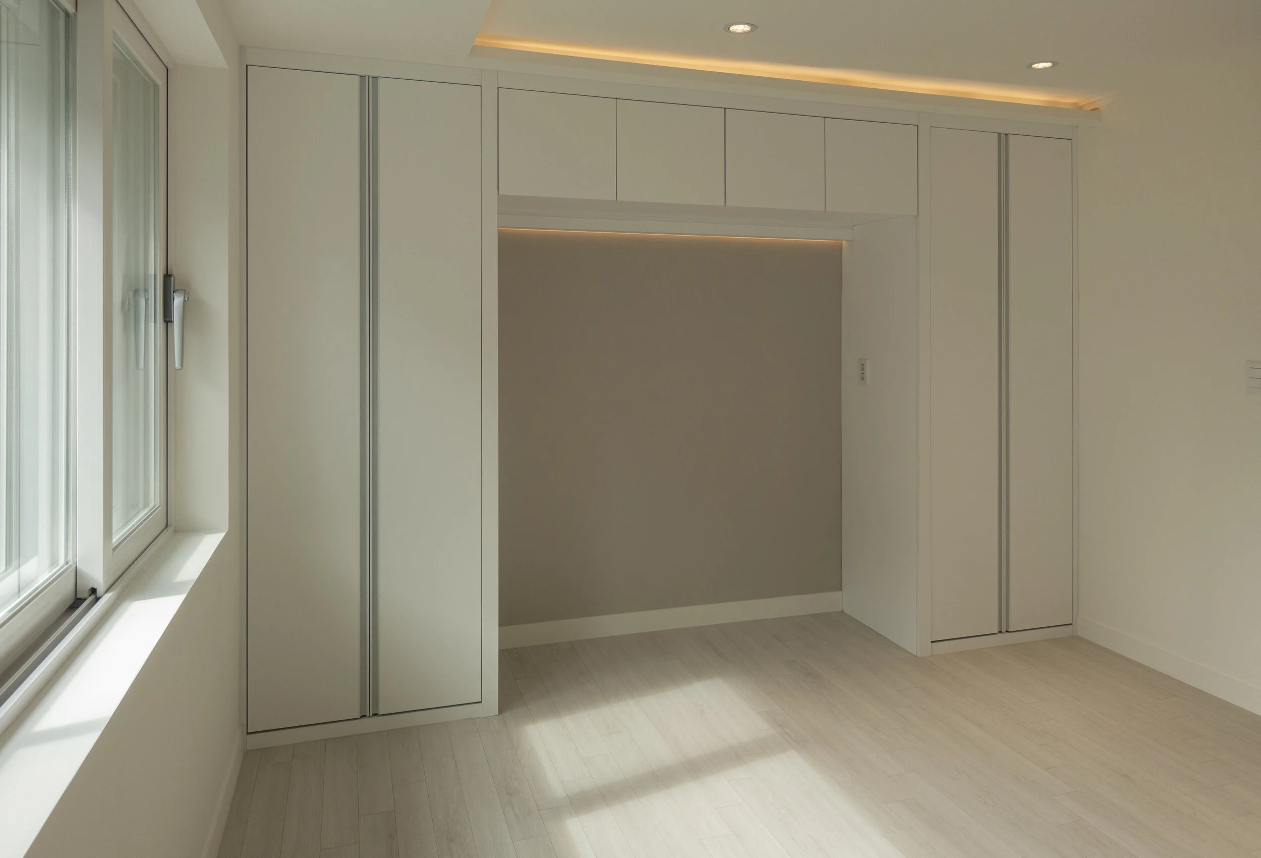 DSC08013-1_masterbedroomcloset.jpg