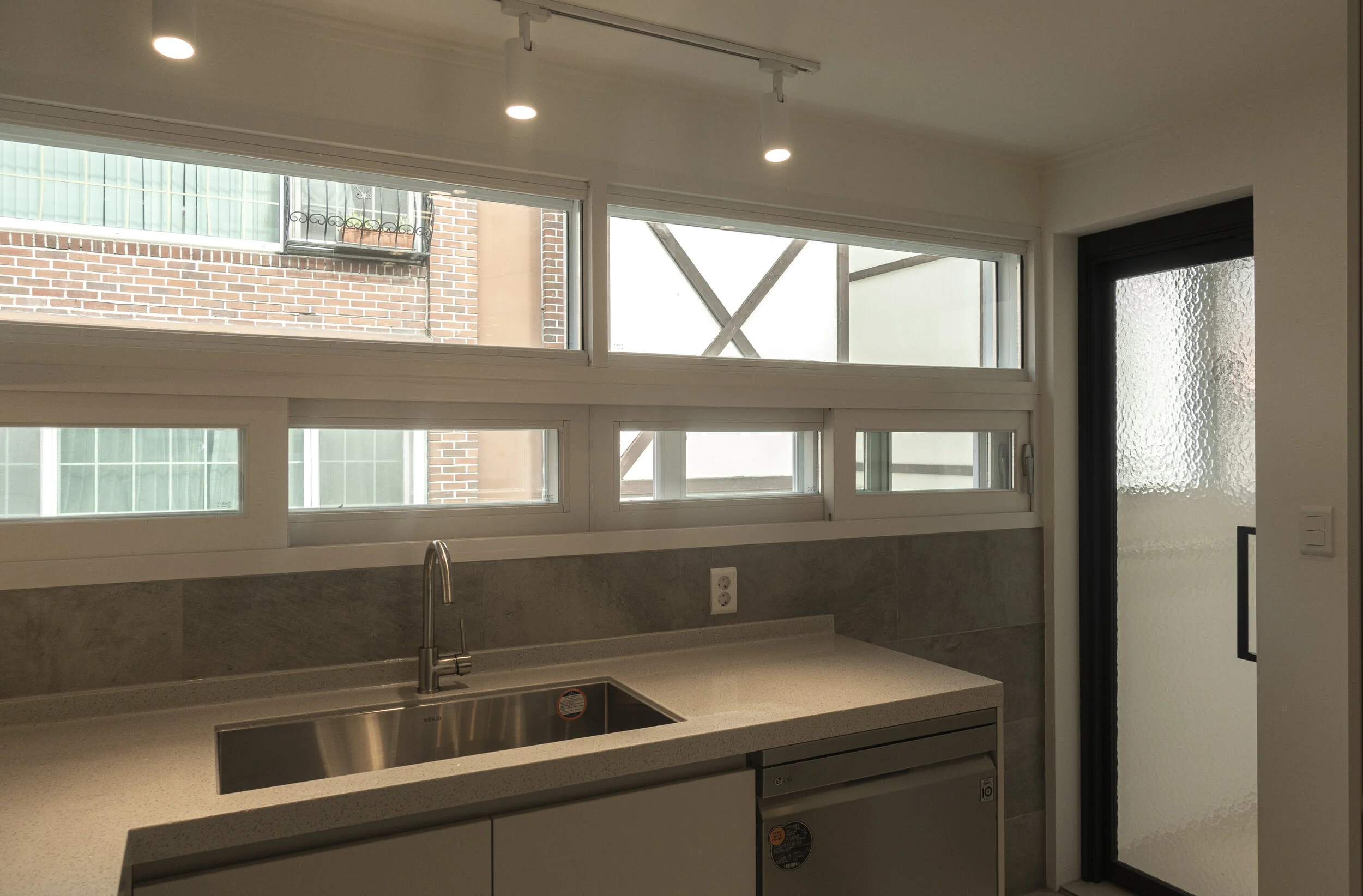 DSC08023-1_kitchenwindow.jpg