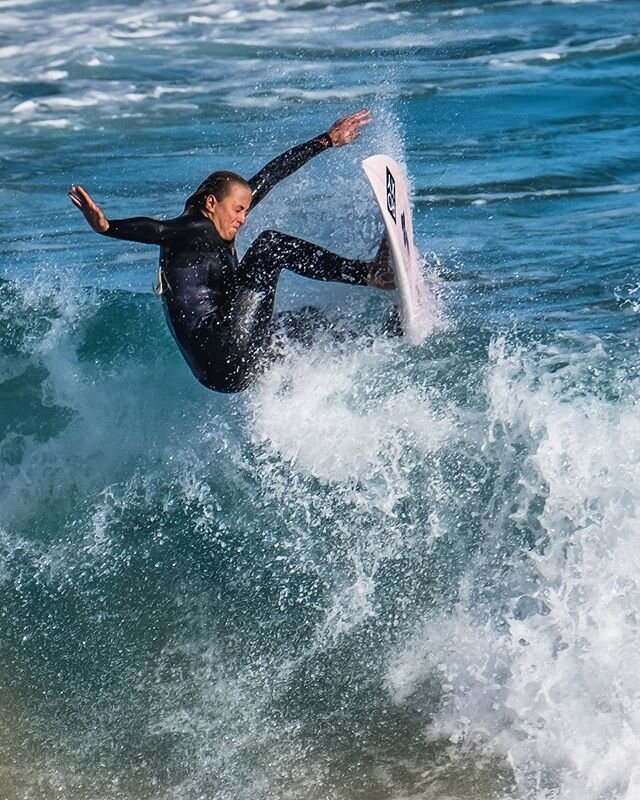 SNAP! Beautiful day for some waves on Woolamai Beach yesterday. Taken with a Fujifilm XT3, 100-400mm during a One to One photography workshop. #phillipisland #surfphotography #surfer #beachlife #photographyworkshop #fujifilmxt3 #visitgippsland #seeau