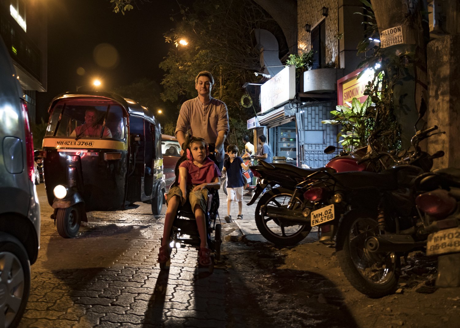 32. The family walking alongside a busy street in Mumbai | NIK_1566.jpg