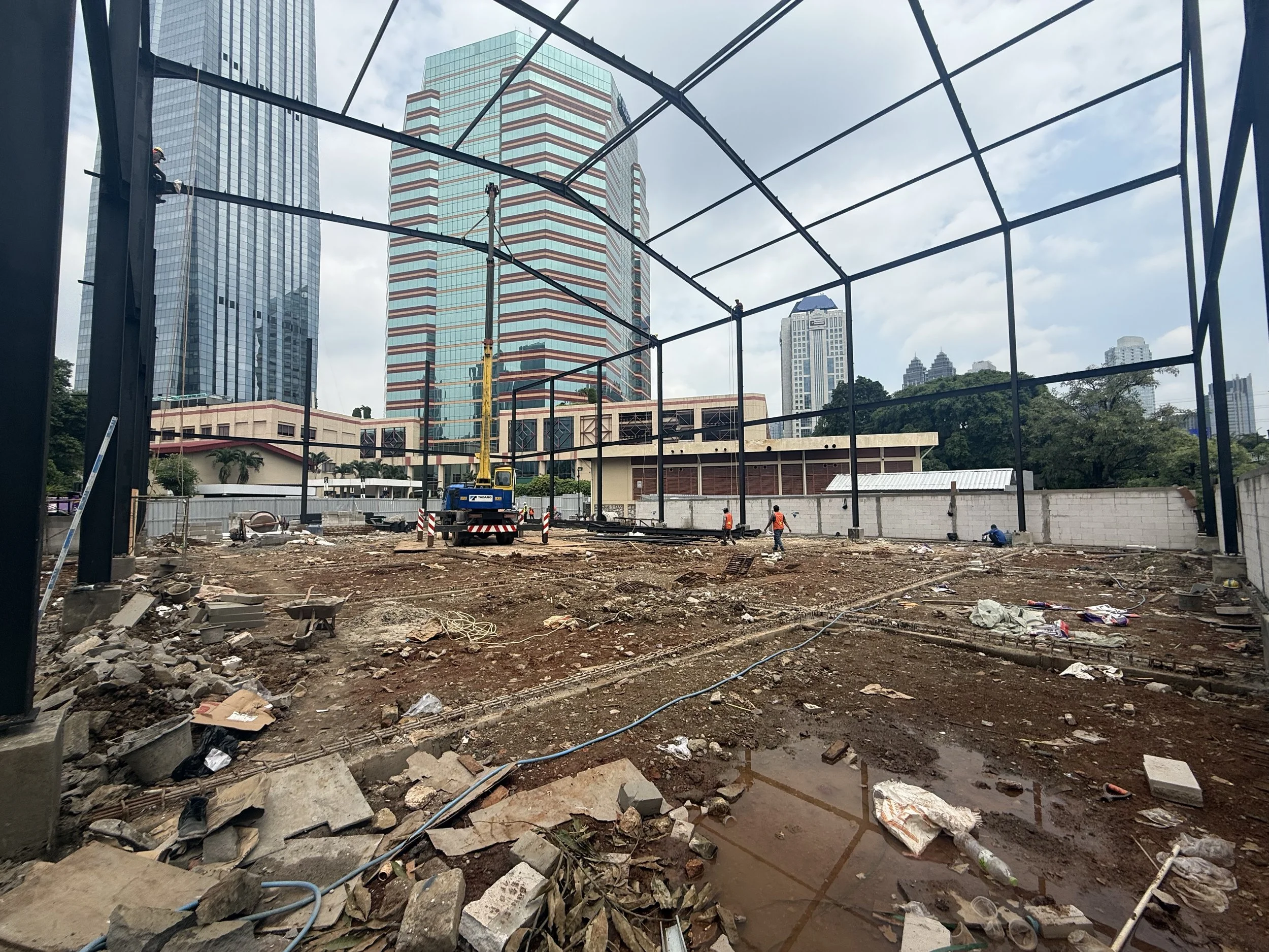 proyek-pembangunan-struktur-baja-lapangan-padel-court-menara-bri-pensiun-south-jakarta-steel-structure-view.jpeg (COVER).jpg