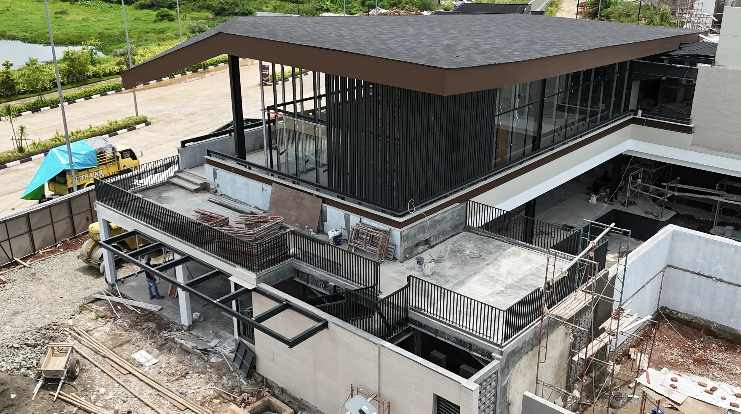 proyek-pembangunan-struktur-baja-beton-arsitektur-clubhouse-rumah-mewah-aerial-drone-view-cluster-south-trasor-metland-cyber-puri-jakarta-barat(1).jpg