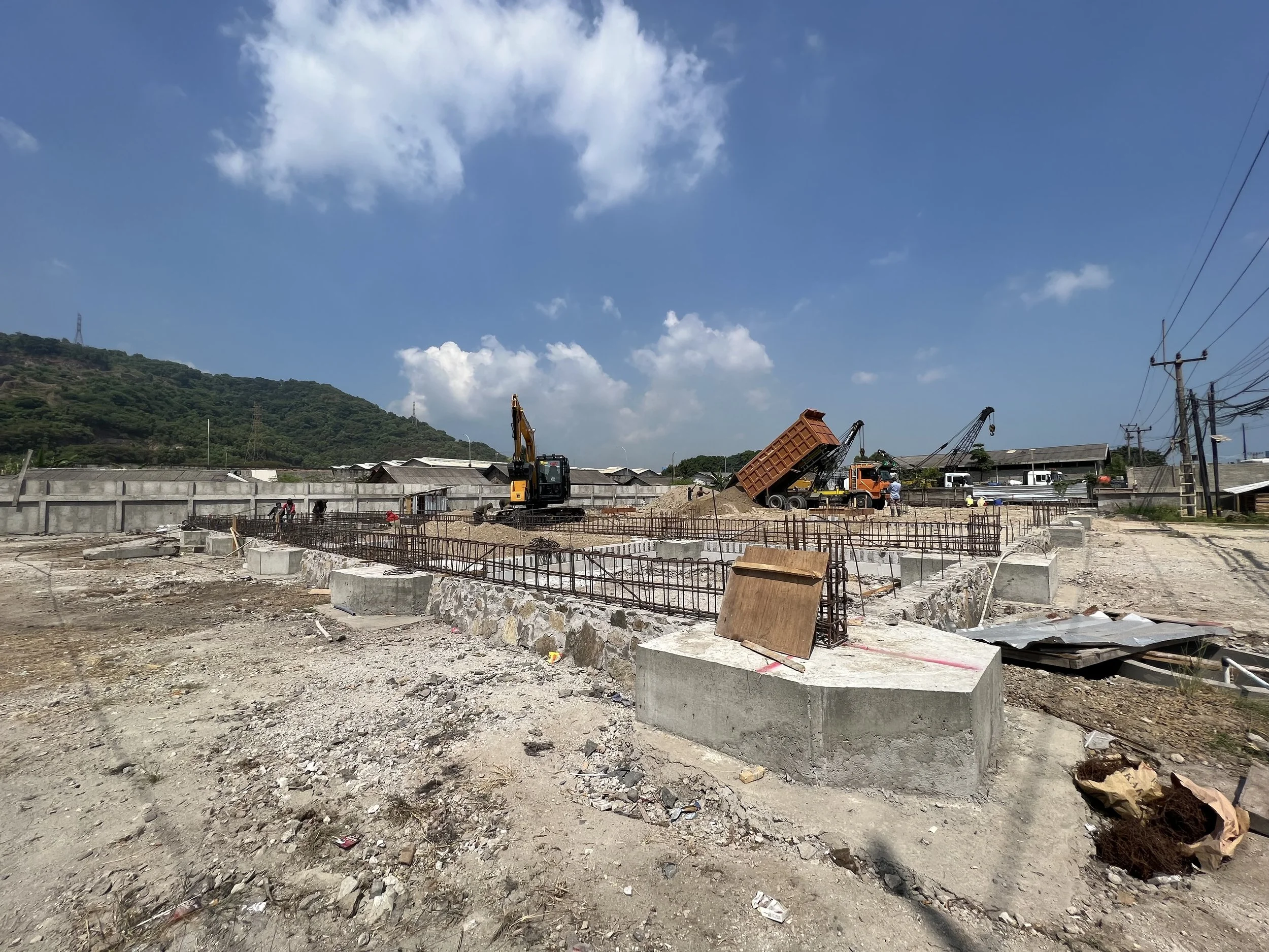 proyek-pembangunan-struktur-pondasi-baja-beton-gudang-diskon-supermarket-store-front-view-ciwandan-serang-banten.jpeg