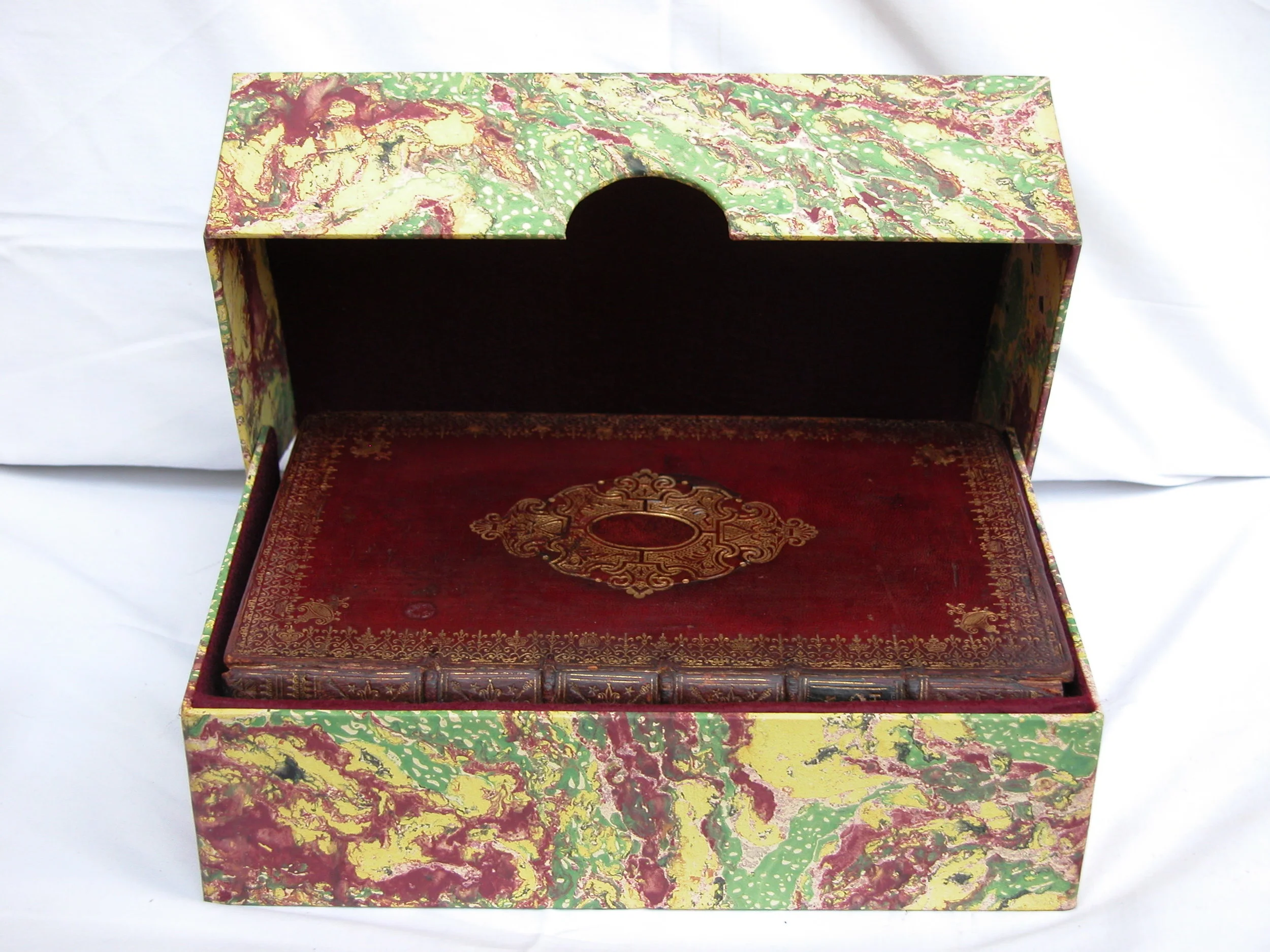 Cofanetto conservativo per preziosa opera settecentesca finemente lavorata