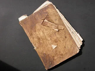 Svariati tagli al piatto in pergamena