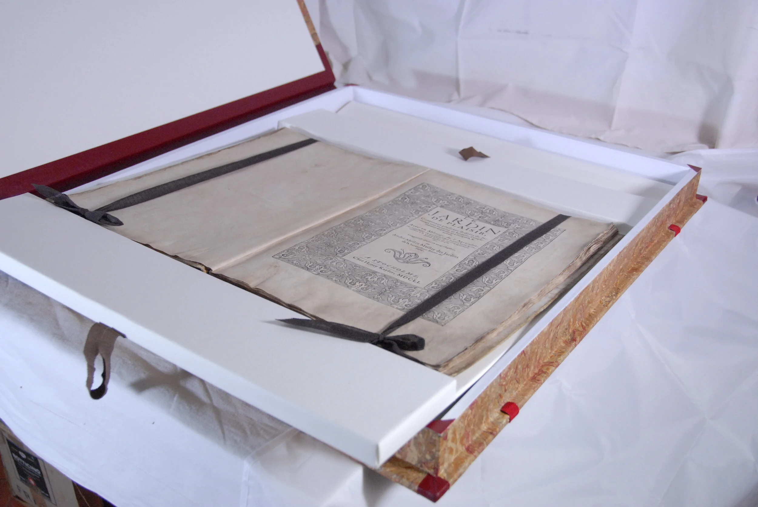 Scatola con dorso in mezza pelle dorato per volume in legatura originale e tavole distese 