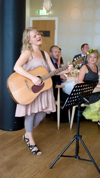 yndlingsangen-synger-guitar-intimkoncert.jpg